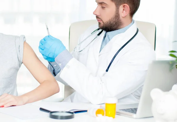Vacinação. Tiro de gripe. Médico que injeta vacina contra a gripe no braço do doente — Fotografia de Stock