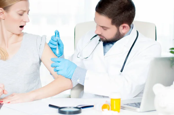 Vakcinázás. Influenza shot. Orvos az injekciós influenza vakcina a beteg karja — Stock Fotó