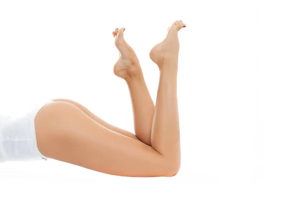 Pernas longas da mulher com pele lisa após a depilação . — Fotografia de Stock