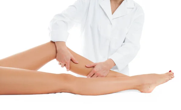 Mulher bonita ter perna de massagem no salão de spa — Fotografia de Stock