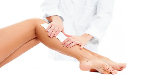 Spa de beleza. Procedimento de cosmetologia de remoção de cabelo. Esteticista depilação pernas femininas — Fotografia de Stock