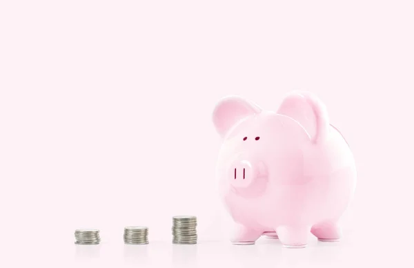貯金とパステル ピンクの背景にコイン — ストック写真