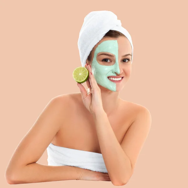 Beautiful woman with clay mask on pastel background. Beauty and spa — Stock Photo, Image