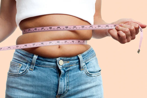 Mujer con sobrepeso con cinta métrica alrededor de la cintura — Foto de Stock