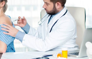 Aşı. Grip aşısı. Enjekte etme grip aşısı hastanın kol için doktor