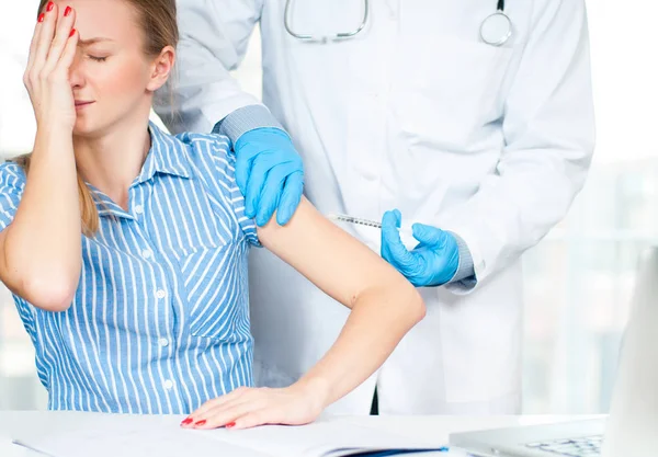 Vacinação. Tiro de gripe. Médico que injeta vacina contra a gripe no braço do doente — Fotografia de Stock