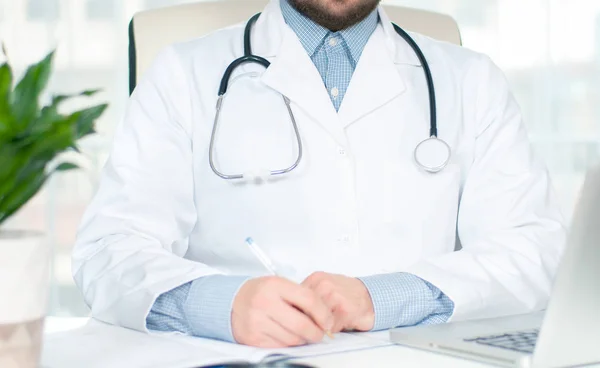 Salud y concepto médico. Médico escribir prescripción — Foto de Stock