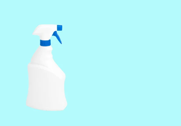 Detergent čisticích prostředků na pastelově zelené pozadí. — Stock fotografie