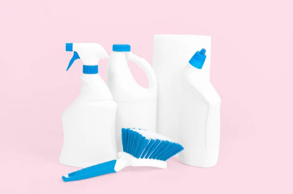 Plastikflaschen mit Waschmittel für die Toilette — Stockfoto