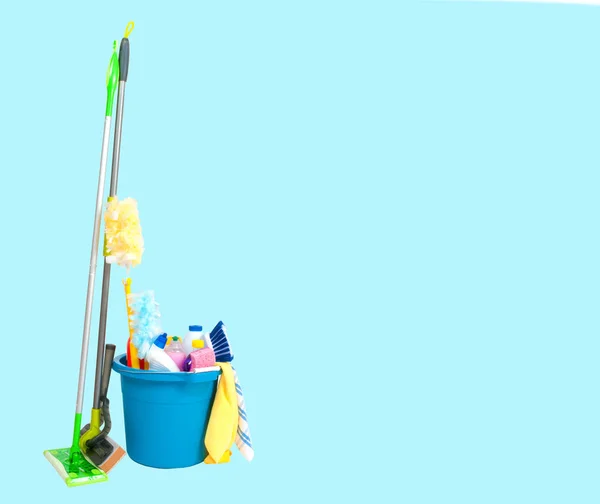 Fournitures de nettoyage dans un seau bleu — Image Fournitures de nettoyage dans un seau bleu Photos De Stock Libres De Droits