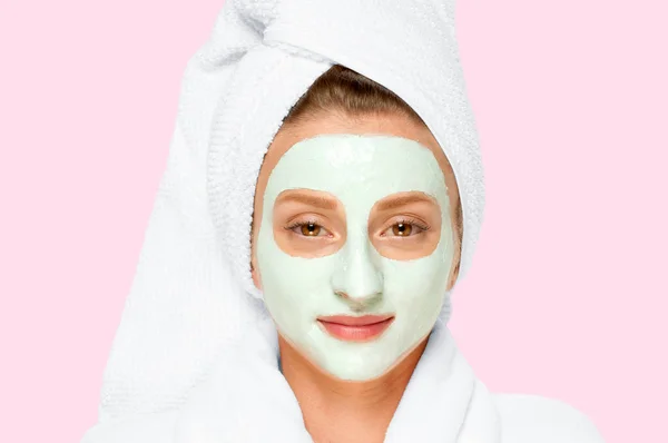 Spa Kecantikan. Wanita menerapkan masker tanah liat di wajah. Latar belakang pastel — Stok Foto