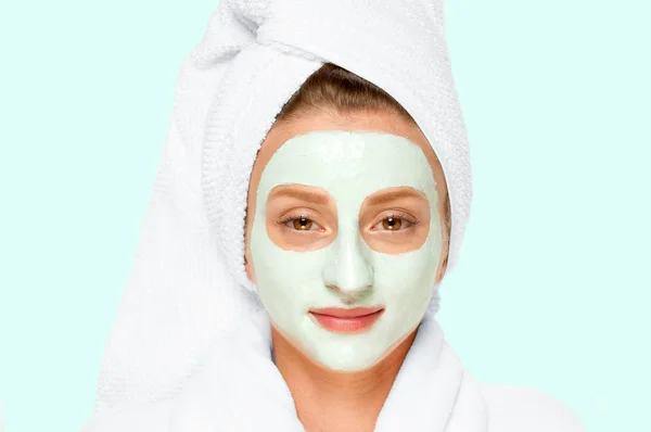 Spa Kecantikan. Wanita menerapkan masker tanah liat di wajah. Latar belakang pastel — Stok Foto
