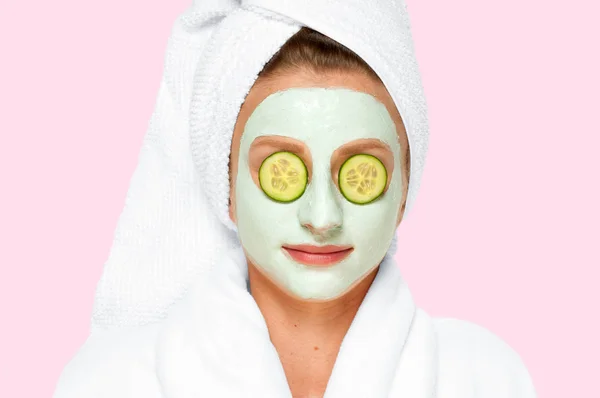 Cantik. Spa. Wanita dengan masker tanah liat wajah dan mentimun pada mata — Stok Foto