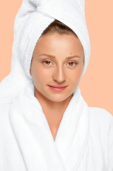 Skönhet och spa. Vacker kvinna med perfekt fräsch hud ansikte i handduk på huvudet — Stockfoto
