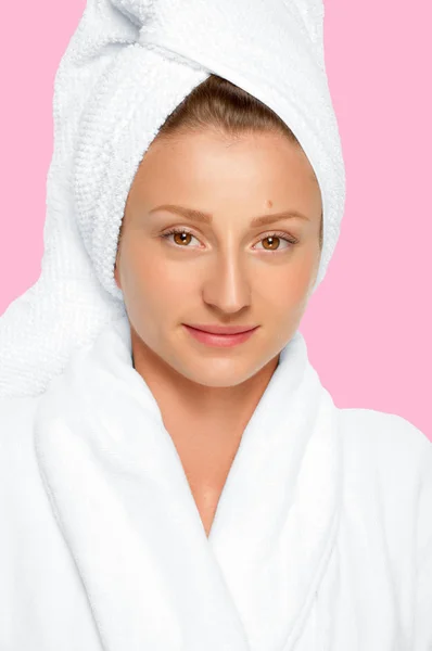 Ομορφιάς και ευεξίας. Όμορφη γυναίκα με τέλειο δέρμα φρέσκο πρόσωπο σε πετσέτα στο κεφάλι της — Φωτογραφία Αρχείου