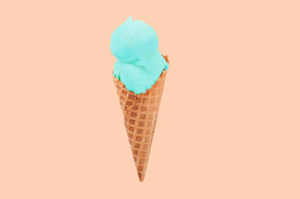 Cono de helado de pistacho sobre fondo pastel descolorido . — Foto de Stock
