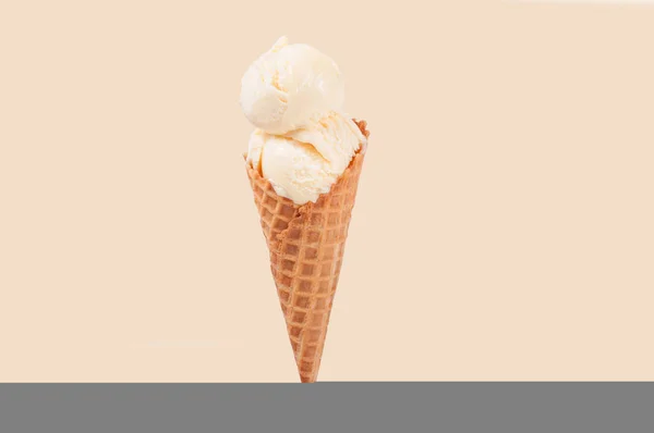 어두운된 파스텔 색상 배경에 바닐라 아이스크림 콘. — 스톡 사진