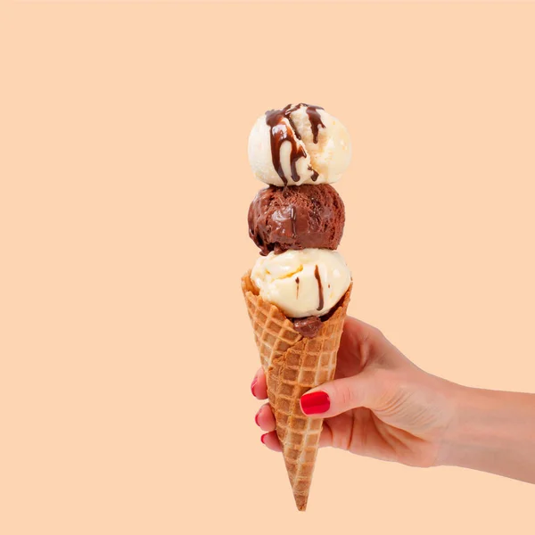 Choklad och vanilj glass kon på bleka pastell färgbakgrund — Stockfoto