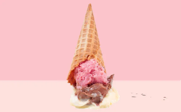 Gelado no chão. cone de sorvete caiu no chão — Fotografia de Stock