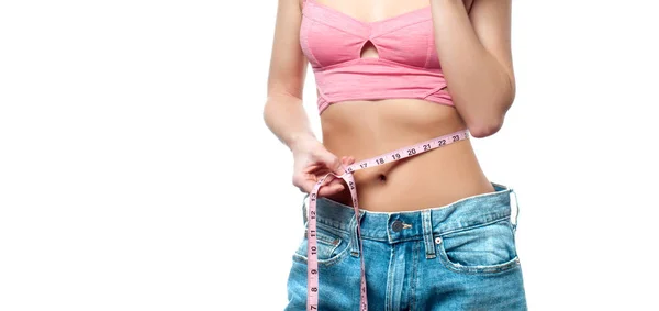 Mulher está medindo a cintura após a perda de peso no fundo branco — Fotografia de Stock