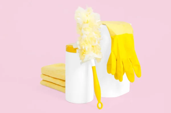 Pastel arka plan üzerinde temizlik ürünleri — Stok fotoğraf