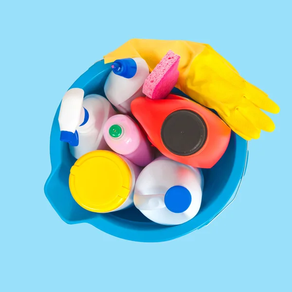 Úklidové prostředky v modré kbelík na pastelově modré pozadí — Stock fotografie