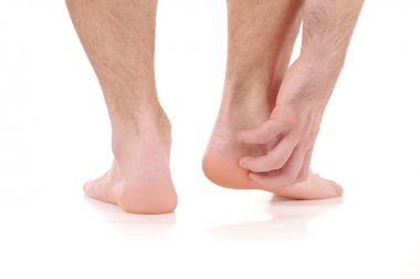 Adam çizik kaşıntı el ile. Enfeksiyon mantar neden ayak.