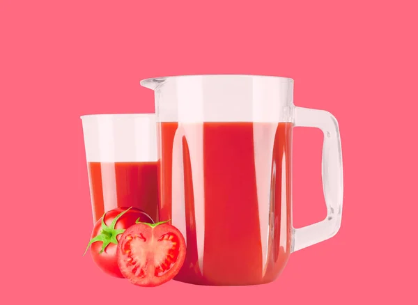 Glaskrug mit Tomatensaft auf pastellrosa Hintergrund — Stockfoto