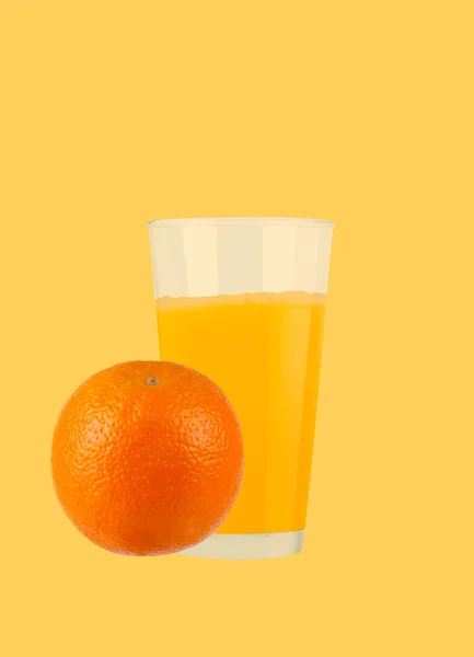 Glass of orange juice with oranges on pastel yellow background — Stock Photo, Image