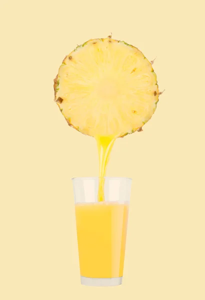 Świeży sok z ananasa na tle pastel — Zdjęcie stockowe