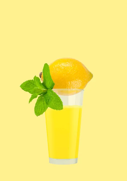 Χυμό λεμονιού και το λεμόνι σε παστέλ φόντο — Φωτογραφία Αρχείου