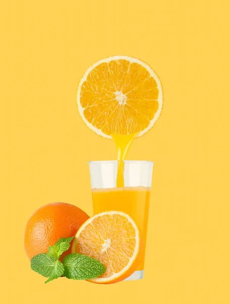 Verre de jus d'orange avec des oranges sur fond jaune pastel — Photo