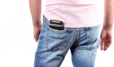 Erkek cüzdan bir kot pantolon cebine koydu.. 