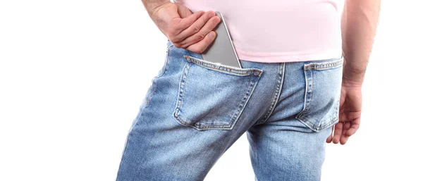 Homem colocou um smartphone em um bolso de jeans . — Fotografia de Stock