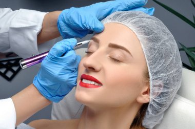 Microblading. Kalıcı makyaj yapma güzellik uzmanı. Çekici kadın yüz bakım ve dövme kaşları almak