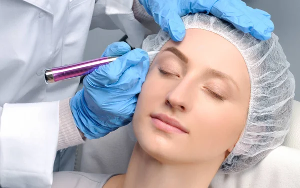 Microblading. Cosmetologist fazendo maquiagem permanente. Mulher atraente recebendo cuidados faciais e sobrancelhas de tatuagem — Fotografia de Stock