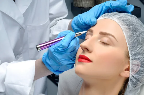 Microblading. Maquiagem permanente. Mulher atraente recebendo cuidados faciais e sobrancelhas de tatuagem — Fotografia de Stock