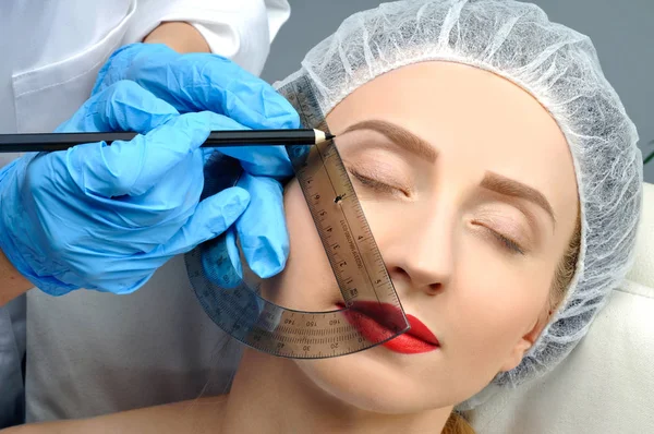 Microblading. Maquiagem permanente. Mulher atraente recebendo cuidados faciais e tatuagem — Fotografia de Stock