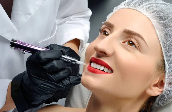 Microblading. Cosmetologist fazendo maquiagem permanente. Mulher atraente recebendo cuidados faciais e tatuagem — Fotografia de Stock