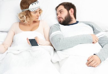Çift birlikte uyuyacak. Onun akıllı telefon kullanan kadın
