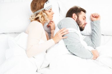 Uyku yatakta birlikte genç Çift