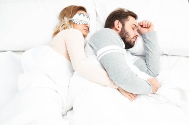 Uyku yatakta birlikte genç Çift