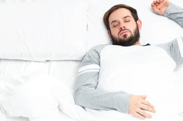 Bonito homem dormindo na cama — Fotografia de Stock