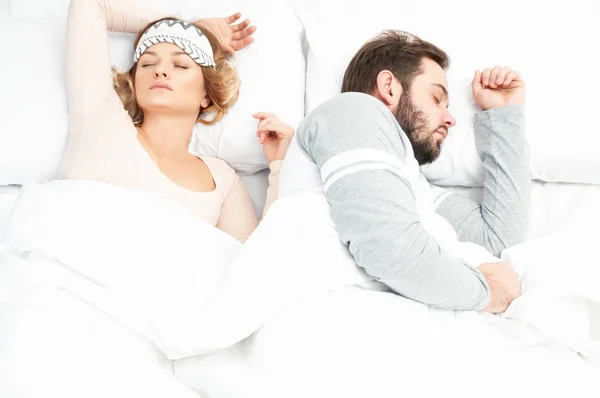 Young couple sleep together in bed — Stock Photo, Image