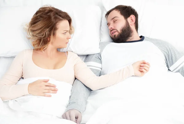 Pareja en la cama. Hombre roncando y mujer no puede dormir —  Fotos de Stock