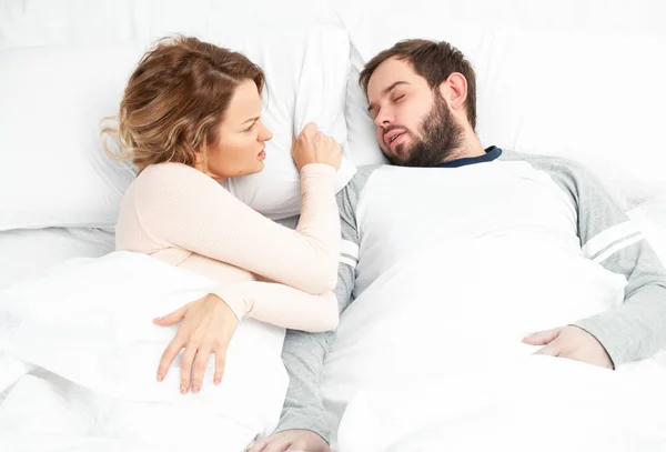 Pareja en la cama. Hombre roncando y mujer no puede dormir —  Fotos de Stock