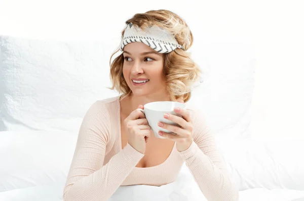 Femme buvant du café sur le lit à la maison — Photo