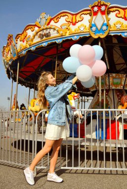 Balonlar içinde eğlence parkı olan güzel kadın
