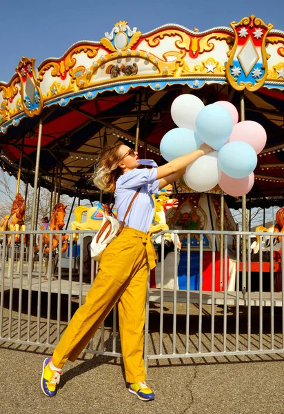 Balonlar içinde eğlence parkı olan güzel kadın