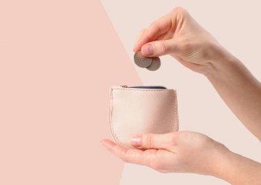 Eller cüzdanda para koyarak